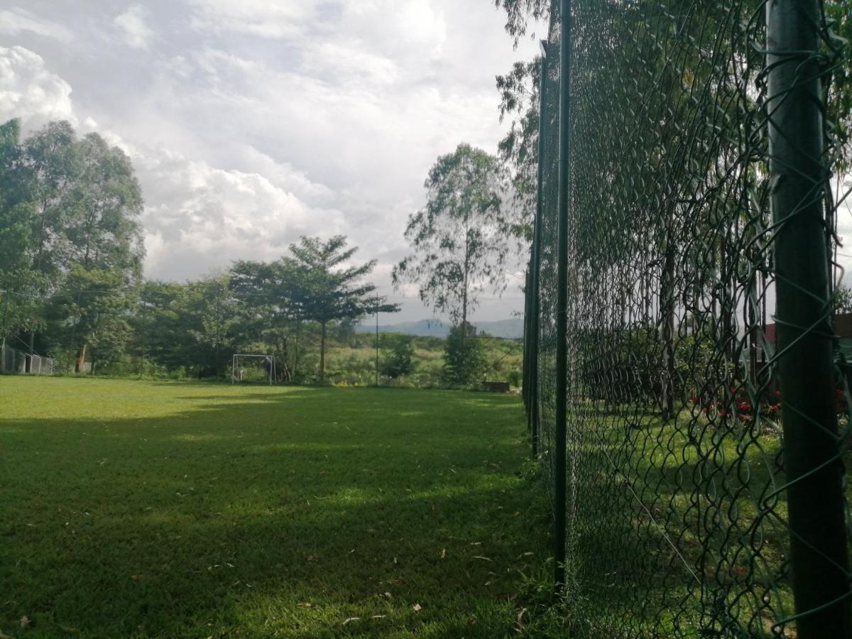 Murchison Backpackers Masindi Esterno foto