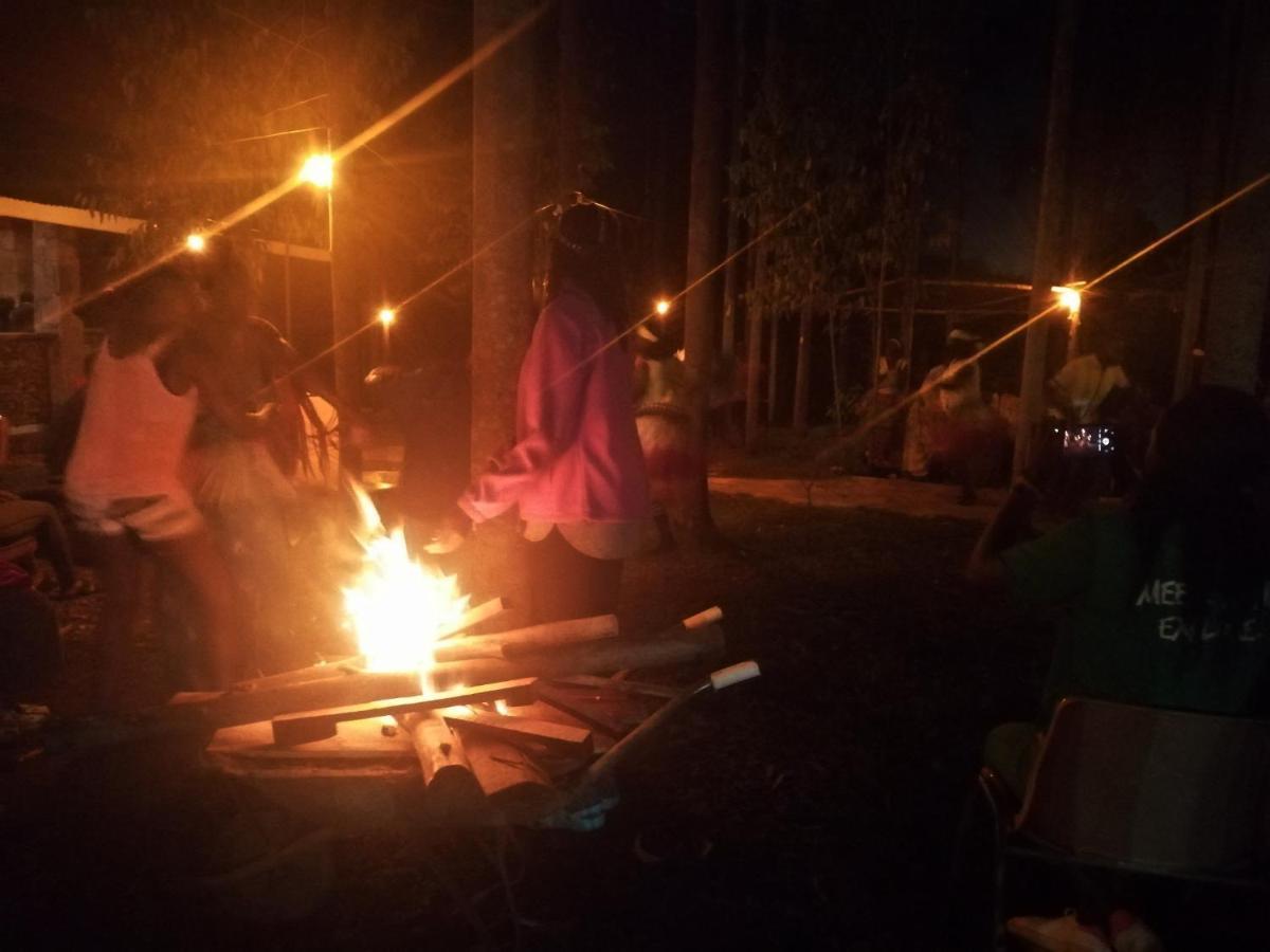 Murchison Backpackers Masindi Esterno foto