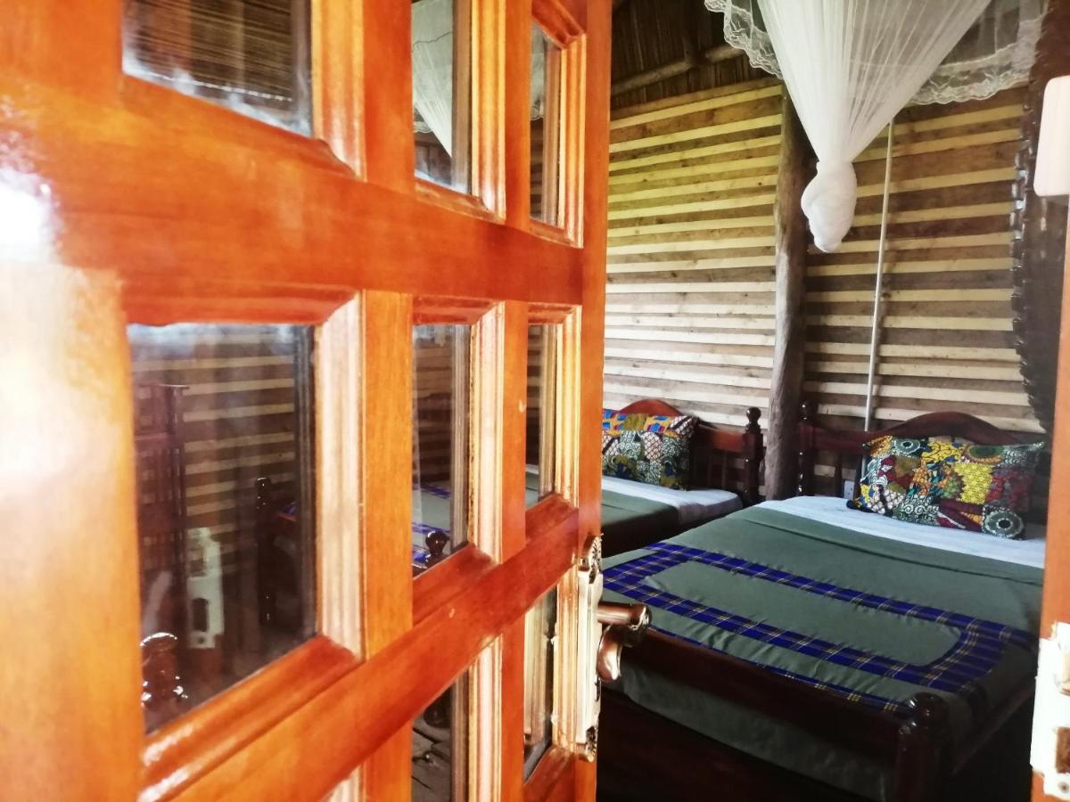 Murchison Backpackers Masindi Esterno foto