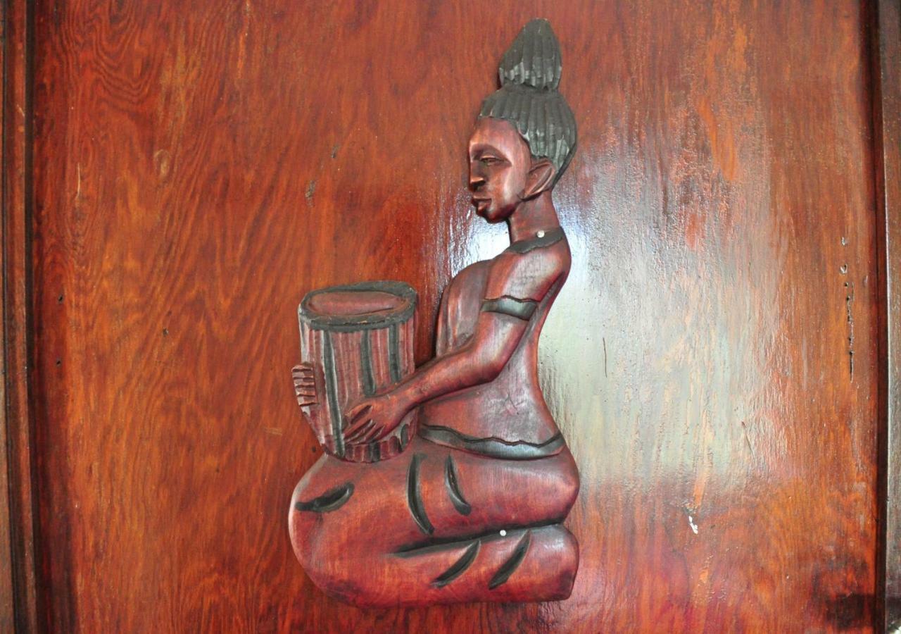 Murchison Backpackers Masindi Esterno foto